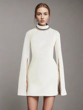 Robe mini à manches fendues avec collier et perles